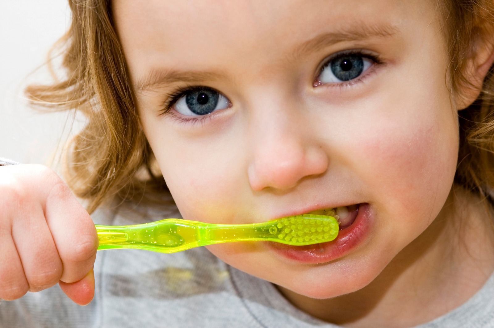 Como fazer uma higiene bucal segura e eficaz em nossos bebês